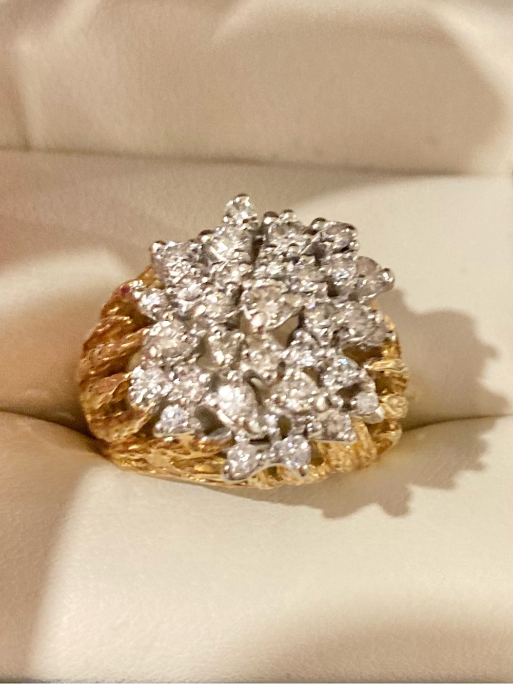 🌺Stunning 18k solid gold ring with cluster of real sparkling diamonds!🌺